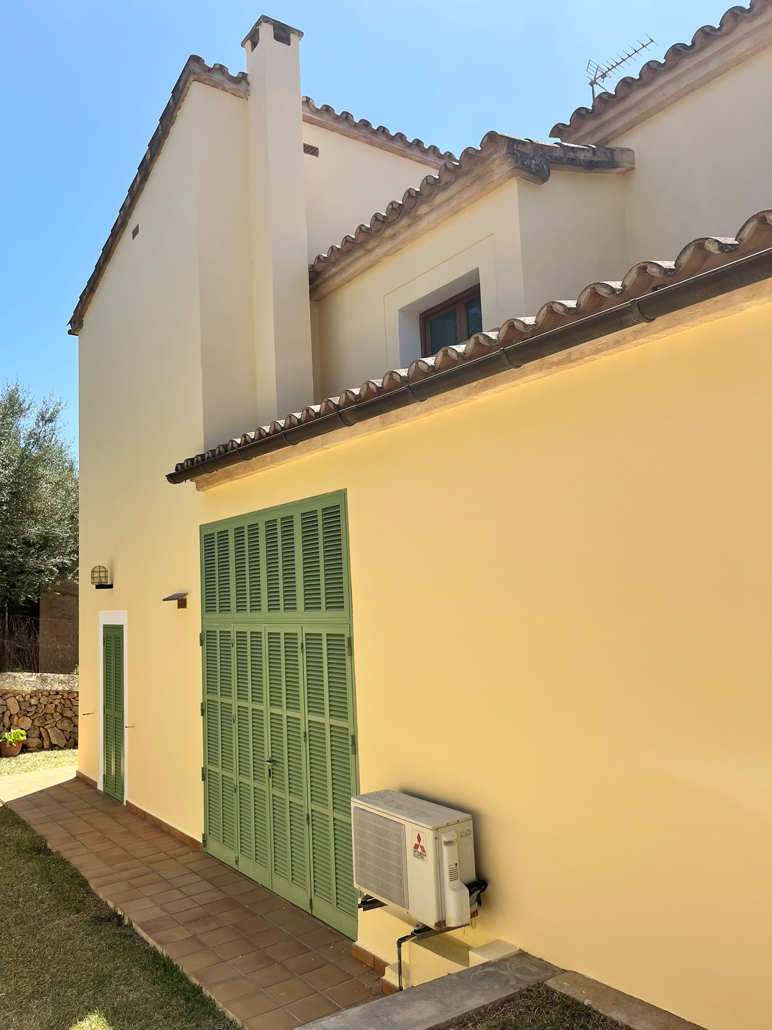 Rehabilitación fachada amarilla